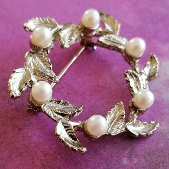 Relisted -Vintage leaf wreath brooch pin faux pearl silver tone - Picture 3 of 5